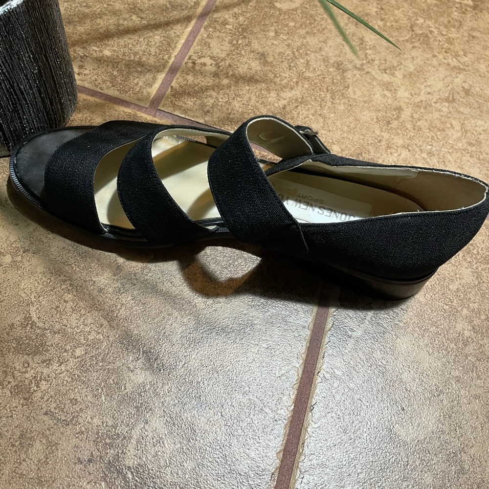 Jones New York Sport black flats 8M